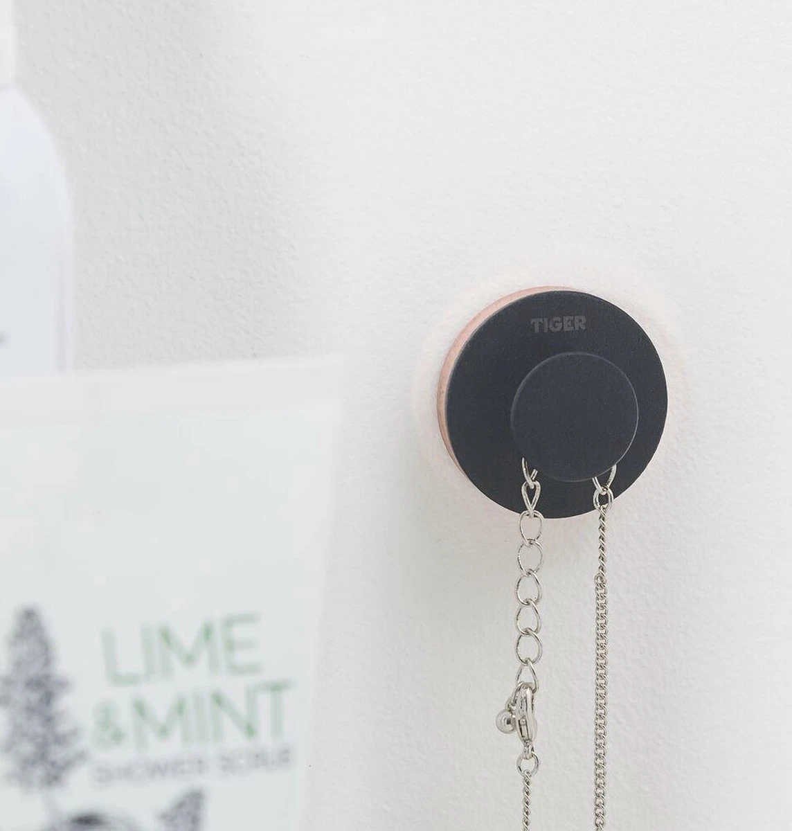 Tiger Urban Toiletaccessoireset - Toiletborstel Met Houder - Toiletrolhouder Met Klep - Handdoekhaak - Zwart 5 Tiger Urban Toiletaccessoireset - Toiletborstel Met Houder - Toiletrolhouder Met Klep - Handdoekhaak - Zwart - Afbeelding 3