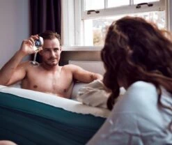 Tubble® Royale Opblaasbaar Ligbad - Blue Lagoon – Opvouwbaar Bad Voor Volwassenen Tot 188cm - IJsbad Wim Hof Methode - Zitbad - 255L -Badkamer Wijs 1200x1012