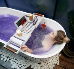 RelaxTub® Badplank - Badplank Voor In Bad - Badrek - Verstelbaar - Anti Slip - Badplank Wit - Badplank Hout - Badrekje Inclusief Boekenhouder, Tablethouder & Spiegel -Badkamer Wijs 1200x1117 7