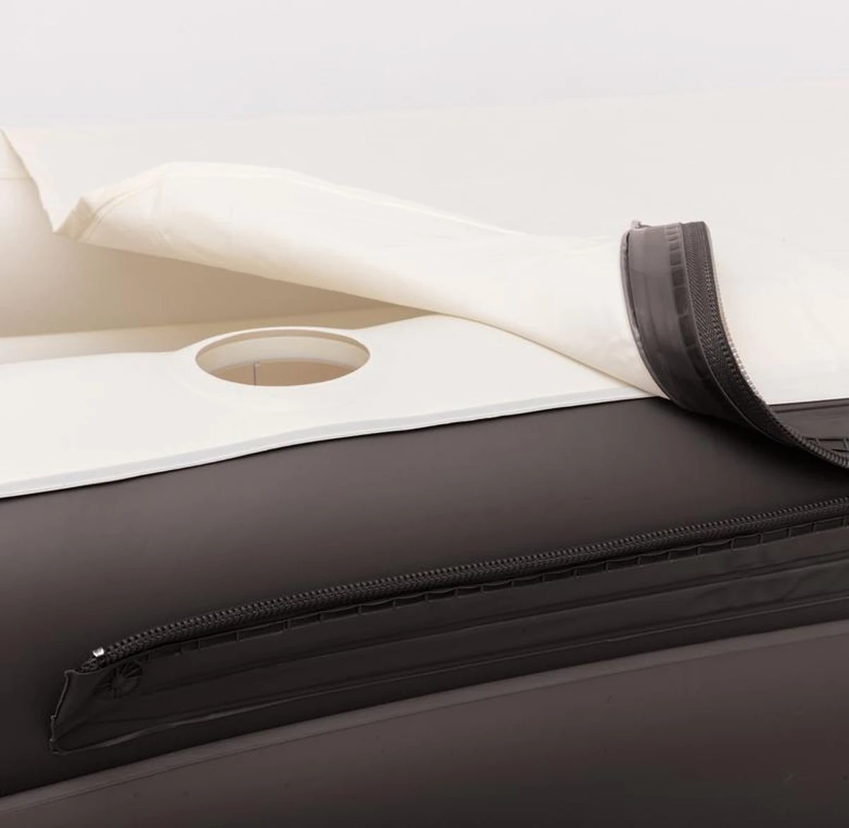 Tubble® Tubble® Royale Opblaasbaar Ligbad - Onyx Black – Voor Volwassenen Tot 188cm - Opbouwbaar - 255L - Inclusief Tubble Cleaner 7 Tubble® Tubble® Royale Opblaasbaar Ligbad - Onyx Black – Voor Volwassenen Tot 188cm - Opbouwbaar - 255L - Inclusief Tubble Cleaner - Afbeelding 5