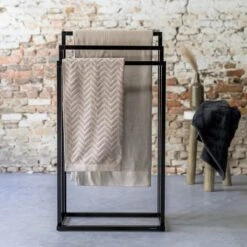 Sealskin Tube - Handdoekrek Vrijstaand - Zwart 13 Sealskin Tube - Handdoekrek Vrijstaand - Zwart -Badkamer Wijs 1200x1200 1070