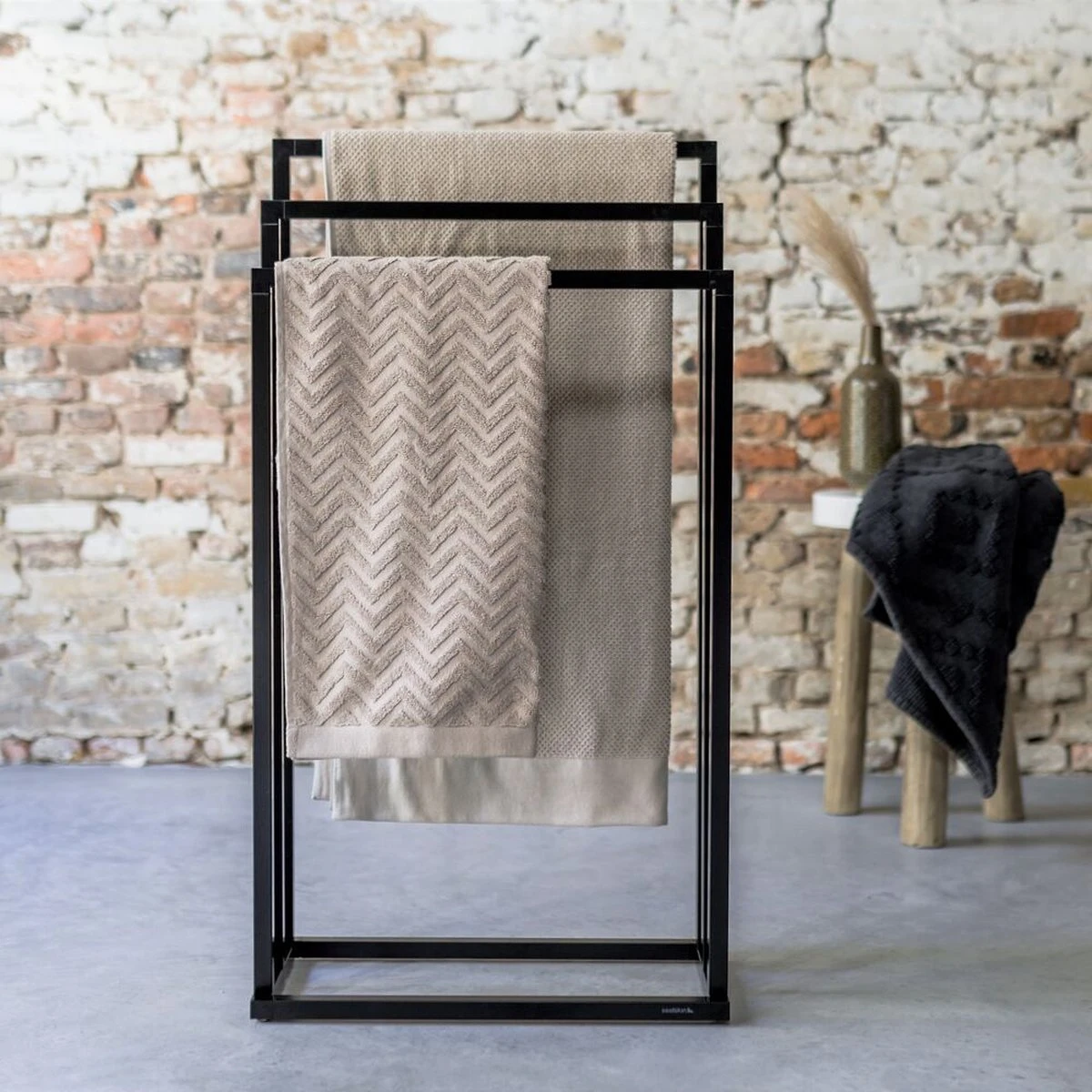 Sealskin Tube - Handdoekrek Vrijstaand - Zwart 6 Sealskin Tube - Handdoekrek Vrijstaand - Zwart - Afbeelding 4