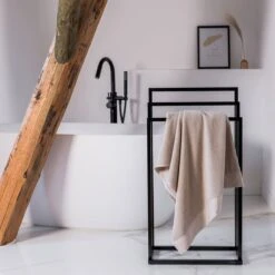 Sealskin Tube - Handdoekrek Vrijstaand - Zwart 14 Sealskin Tube - Handdoekrek Vrijstaand - Zwart -Badkamer Wijs 1200x1200 1071