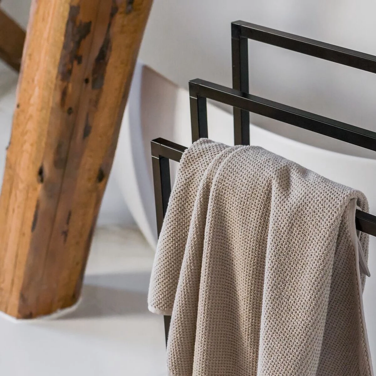 Sealskin Tube - Handdoekrek Vrijstaand - Zwart 8 Sealskin Tube - Handdoekrek Vrijstaand - Zwart - Afbeelding 6