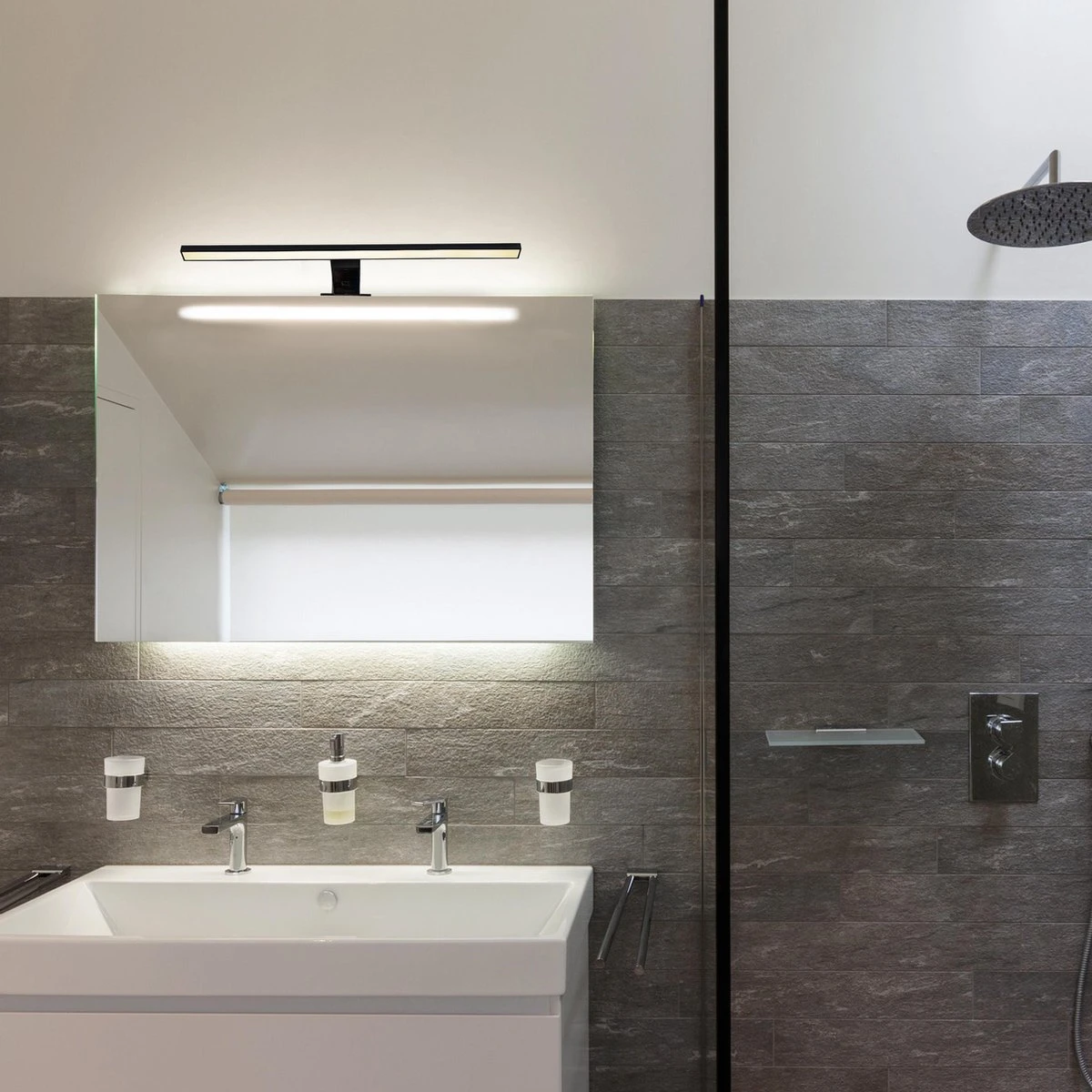 B.K.Licht - LED Spiegellamp - Zwart - Badkamerlamp - Spiegelverlichting - L:60cm - IP44 - 4.000K - 8W LED 7 B.K.Licht - LED Spiegellamp - Zwart - Badkamerlamp - Spiegelverlichting - L:60cm - IP44 - 4.000K - 8W LED - Afbeelding 5