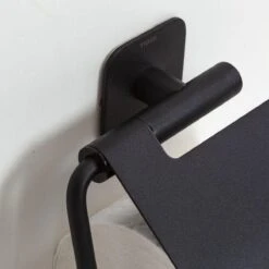 Tiger Colar - Toiletrolhouder Met Klep - Zwart -Badkamer Wijs 1200x1200 1667