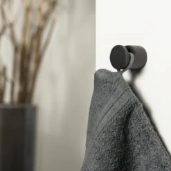 Tiger Bold - Handdoekhaak Medium - ø 2,9 Cm - Zwart -Badkamer Wijs 1200x1200 1899