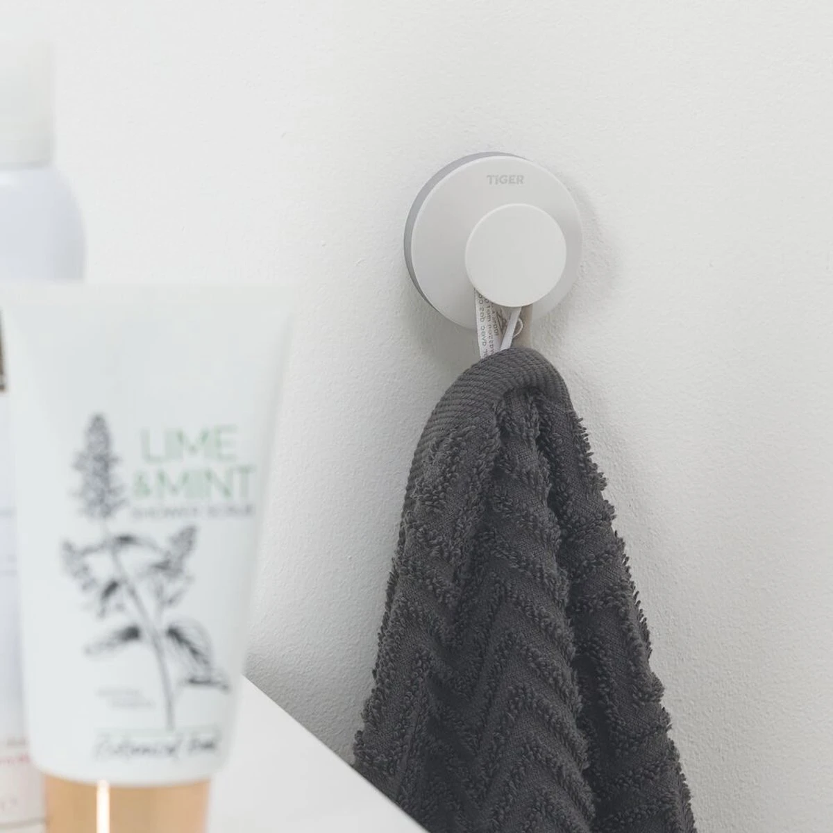 Tiger Urban - Handdoekhaak Groot (1x) - ø 5 Cm - Inclusief 2 Decorringen - Wit 9 Tiger Urban - Handdoekhaak Groot (1x) - ø 5 Cm - Inclusief 2 Decorringen - Wit - Afbeelding 7