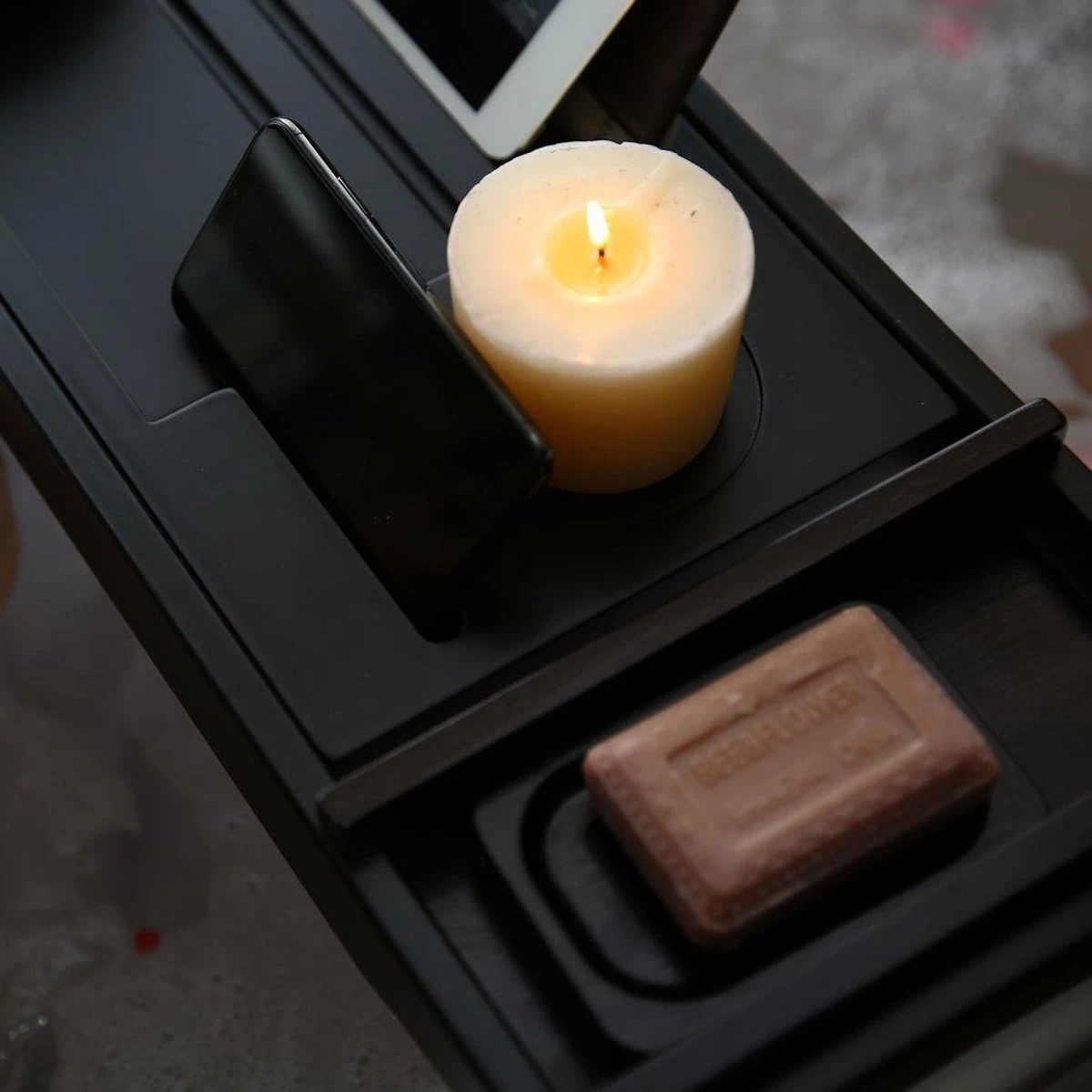 Merkloos Decopatent® Badplank - Uitschuifbaar 75 -> 110 Cm - Verstelbaar Bamboe Badrekje Voor In Bad - Boekenhouder - Tablethouder - Zwart 6 Merkloos Decopatent® Badplank - Uitschuifbaar 75 -> 110 Cm - Verstelbaar Bamboe Badrekje Voor In Bad - Boekenhouder - Tablethouder - Zwart - Afbeelding 4