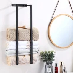 Handdoekrek - 70 Cm - RVS - Handdoekhouder BaderiQ Paris Large - MODEL 2023 - Schroeven Of Plakken - Handdoekenhouders - Handdoekhaak - Handdoek Organizer - Rvs Mat Zwart Poedercoating - Large H70xB20xD14 - Ook Beschikbaar In 40 Cm -Badkamer Wijs 1200x1200 2025