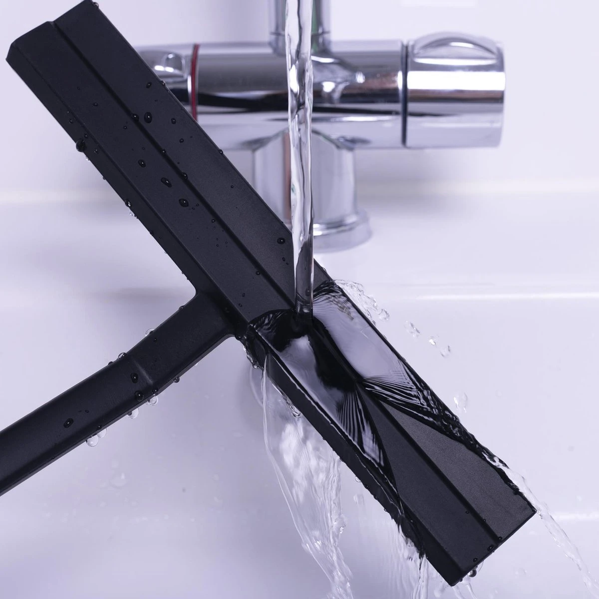 Douchewisser Zwart Met Magneetstrip - Badkamer Accessoires - Raamwisser - Trekker Douche - Silicone - 21cm X 20cm 14 Douchewisser Zwart Met Magneetstrip - Badkamer Accessoires - Raamwisser - Trekker Douche - Silicone - 21cm X 20cm - Afbeelding 12