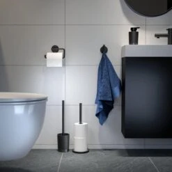 Tiger Tune - Toiletborstel Met Houder Vrijstaand - Zwart Metaal Geborsteld / Zwart -Badkamer Wijs 1200x1200 2315