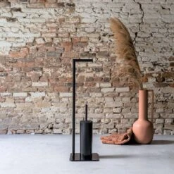 Sealskin Tube - Toiletbutler - Toiletrolhouder - Toiletborstel Met Houder - Vrijstaand - Zwart -Badkamer Wijs 1200x1200 2331