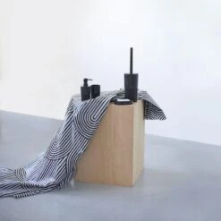 Sealskin Brave Tandenborstelbeker Vrijstaand - Zwart -Badkamer Wijs 1200x1200 2658