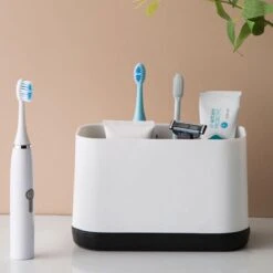 Merkloos Tandenborstelhouder Vrijstaand - Badkamer Organizer Met Lekbak - Badkamer Accessoires - 6 Sorteervakken - Tandenborstel - Wit Met Zwart -Badkamer Wijs 1200x1200 2686