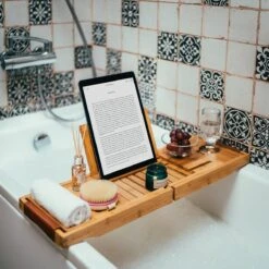 RelaxTub® Badplank - Badplank Voor In Bad - Badrek - Verstelbaar - Anti Slip - Badplank Bamboe - Badplank Hout - Badrekje Inclusief Boekenhouder, Tablethouder & Spiegel -Badkamer Wijs 1200x1200 2718