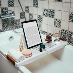 RelaxTub® Badplank - Badplank Voor In Bad - Badrek - Verstelbaar - Anti Slip - Badplank Wit - Badplank Hout - Badrekje Inclusief Boekenhouder, Tablethouder & Spiegel -Badkamer Wijs 1200x1200 2723