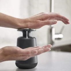 Wonix® - Zeepdispenser - Zeeppompje - Duw Met Pols - 300ml - Zwart -Badkamer Wijs 1200x1200 2833