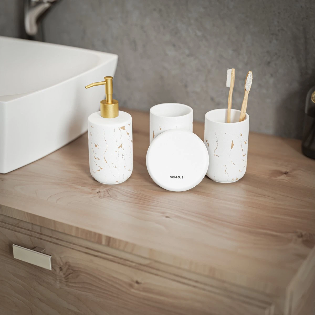 Selotus® Badkamer Set Van 4 – Badkamer Accessoires – Zeepdispenser – Dispenser - Tandenborstelhouder – Zeepbakje – Zeephouder – Vrijstaand – Planchet - Zeeppompje - – Wit Goud 4 Selotus® Badkamer Set Van 4 – Badkamer Accessoires – Zeepdispenser – Dispenser - Tandenborstelhouder – Zeepbakje – Zeephouder – Vrijstaand – Planchet - Zeeppompje - – Wit Goud - Afbeelding 2