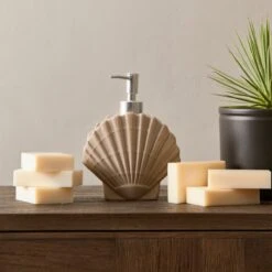 Riviera Maison Zeeppompje, Zeepdispenser Schelp - RM Beach Shell Soap Dispenser - Wit - Keramiek - 450 ML -Badkamer Wijs 1200x1200 2939