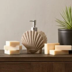 Riviera Maison Zeeppompje, Zeepdispenser Schelp - RM Beach Shell Soap Dispenser - Wit - Keramiek - 450 ML -Badkamer Wijs 1200x1200 2940