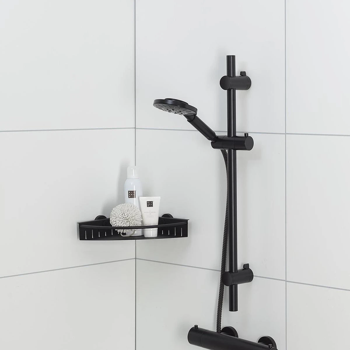 Tiger Tyne Doucheset - Douchekop Ø 12 Cm - Inclusief Comfort Water Saver - 3 Standen - Mat Zwart 18 Tiger Tyne Doucheset - Douchekop Ø 12 Cm - Inclusief Comfort Water Saver - 3 Standen - Mat Zwart - Afbeelding 16