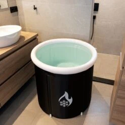 Opvouwbaar Zitbad Voor Volwassenen - Bath Bucket - Ijsbad - Inklapbaar Bad - Zwart - Opblaasbad - Inclusief Voetpomp - Inclusief Ingebouwd Zitkussen -Badkamer Wijs 1200x1200 3722