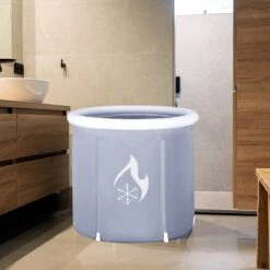 Zitbad Voor Volwassenen - Bath Bucket - Ijsbad - Ice Bath - Inklapbaar Bad - Wim Hof Methode - Opblaasbaarbad - Inclusief Voetpomp - Inclusief Ingebouwd Zitkussen - Grijs -Badkamer Wijs 1200x1200 3746