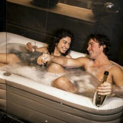 Tubble® Royale Air Bath - 255L - Ambient Taupe - Opblaasbaar Ligbad – Voor Volwassenen 22 Tubble® Royale Air Bath - 255L - Ambient Taupe - Opblaasbaar Ligbad – Voor Volwassenen -Badkamer Wijs 1200x1200 3845