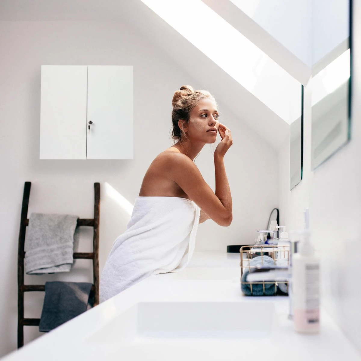 Relaxdays Medicijnkastje Afsluitbaar - Medicatiekastje - Badkamerkast Medicijnen - Wit 5 Relaxdays Medicijnkastje Afsluitbaar - Medicatiekastje - Badkamerkast Medicijnen - Wit - Afbeelding 3