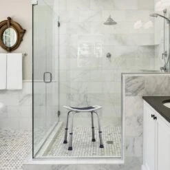 Sanicraft® Douchekruk - In Hoogte Verstelbaar - Douchekrukje - Roestvrij - 150kg Draagkracht - Comfortabel Zitkussen - Inclusief Douchekophouder, Handgrepen, Anti Slip Poten -Badkamer Wijs 1200x1200 4213