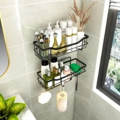 STRICX Doucherek 2 Laags Zwart - Zelfklevend Doucherek Inclusief 3 Ophanghaakjes - Doucherek Voor Badkamer / Keuken - Doucherek Met Plakstrip - Keukenrek Met Plakstrip - Badrek Douche - Kruidenrek Specerijen - Badkamerrek Douchemandje -Badkamer Wijs 1200x1200 438