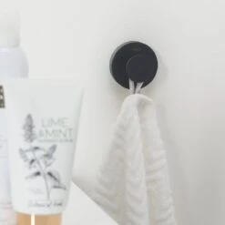 Tiger Urban - Handdoekhaak - 2 Stuks - Zwart - ø 5 Cm - Inclusief 4 Decorringen - Zelfklevend -Badkamer Wijs 1200x1200 454