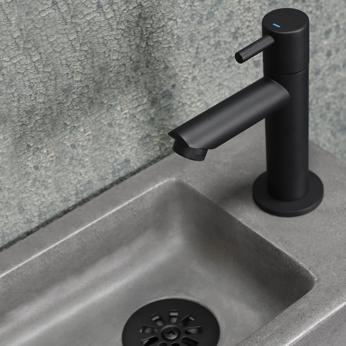 Differnz Jax Fonteinset - Wasbak Beton - Donkergrijs - Rechte Kraan - Mat Zwart - Standaard Greep - 42 X 18.5 X 9 Cm 6 Differnz Jax Fonteinset - Wasbak Beton - Donkergrijs - Rechte Kraan - Mat Zwart - Standaard Greep - 42 X 18.5 X 9 Cm - Afbeelding 4