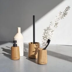 Sealskin Earth - Toiletborstel Met Houder Vrijstaand - Eiken -Badkamer Wijs 1200x1200 792