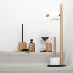 Sealskin Earth - Toiletborstel Met Houder Vrijstaand - Eiken -Badkamer Wijs 1200x1200 793