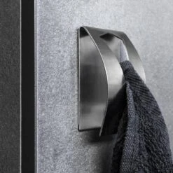 QUVIO Handdoek Houder RVS - Handdoek Of Theedoek Klem Met Plakstrip Voor In Keuken, Badkamer, Toilet Of Bijkeuken - Strak Design En Geen Schroeven Nodig - Staal - Klem - Theedoek -Badkamer Wijs 1200x1200 909