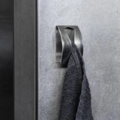 QUVIO Handdoek Houder RVS - Handdoek Of Theedoek Klem Met Plakstrip Voor In Keuken, Badkamer, Toilet Of Bijkeuken - Strak Design En Geen Schroeven Nodig - Staal - Klem - Theedoek -Badkamer Wijs 1200x1200 910