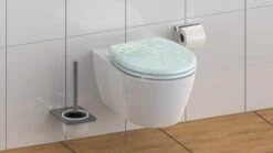 SCHÜTTE WC-Bril 82381 FLOWER IN THE WIND - Duroplast - Soft Close - Afklikbaar - RVS-Scharnieren - Decor - 3-zijdige Print 15 SCHÜTTE WC-Bril 82381 FLOWER IN THE WIND - Duroplast - Soft Close - Afklikbaar - RVS-Scharnieren - Decor - 3-zijdige Print -Badkamer Wijs 1200x675 39