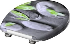 SCHÜTTE WC-Bril 82374 STONE - Duroplast - Soft Close - Afklikbaar - RVS-Scharnieren - Decor - 3-zijdige Print -Badkamer Wijs 1200x761 4