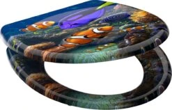 SCHÜTTE WC-Bril 82372 SEA LIFE - Duroplast - Soft Close - Afklikbaar - RVS-Scharnieren - Decor - 3-zijdige Print -Badkamer Wijs 1200x768 9