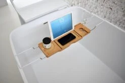 Badrek Bamboe Met IPAD Houder Galeara - Tablethouder - Telefoonhouder - Anti-slip Krasbescherming Badcaddy Badkuiprekje - Badrekje Uitschuifbaar Bamboe Hout -Badkamer Wijs 1200x797 2