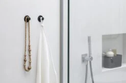 Brabantia ReNew Handdoekhaakjes - 2 Stuks - Dark Grey 15 Brabantia ReNew Handdoekhaakjes - 2 Stuks - Dark Grey -Badkamer Wijs 1200x799 8