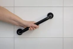 Highport Handgreep Zwart Voor Bad Of Douche - Sterke Metalen Wandgreep -Wandbeugel 30,5 Cm - Zwarte Aluminium Handgreep - Wandgreep Voor Badkamer - Douche - Toilet - Toiletbeugel - Badgreep - Douchegreep - Inclusief Ophangmateriaal -Badkamer Wijs 1200x800 120