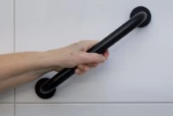 Highport Handgreep Zwart Voor Bad Of Douche - Sterke Metalen Wandgreep -Wandbeugel 30,5 Cm - Zwarte Aluminium Handgreep - Wandgreep Voor Badkamer - Douche - Toilet - Toiletbeugel - Badgreep - Douchegreep - Inclusief Ophangmateriaal -Badkamer Wijs 1200x800 121