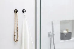 Brabantia ReNew Handdoekhaakjes - 2 Stuks - Dark Grey 16 Brabantia ReNew Handdoekhaakjes - 2 Stuks - Dark Grey -Badkamer Wijs 1200x800 38