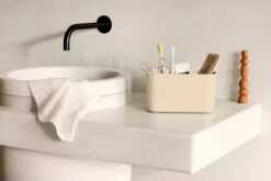 Brabantia ReNew Tandenborstelhouder - 11 X 19,6 X 9,9 Cm - Soft Beige 18 Brabantia ReNew Tandenborstelhouder - 11 X 19,6 X 9,9 Cm - Soft Beige -Badkamer Wijs 1200x802 1