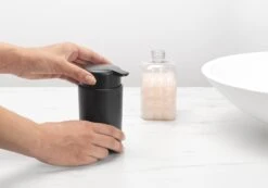 Brabantia ReNew Zeepdispenser - 250 Ml - Dark Grey -Badkamer Wijs 1200x841 2
