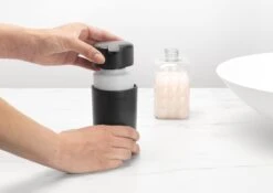 Brabantia ReNew Zeepdispenser - 250 Ml - Dark Grey -Badkamer Wijs 1200x848 1