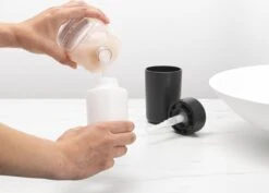 Brabantia ReNew Zeepdispenser - 250 Ml - Dark Grey -Badkamer Wijs 1200x861 3